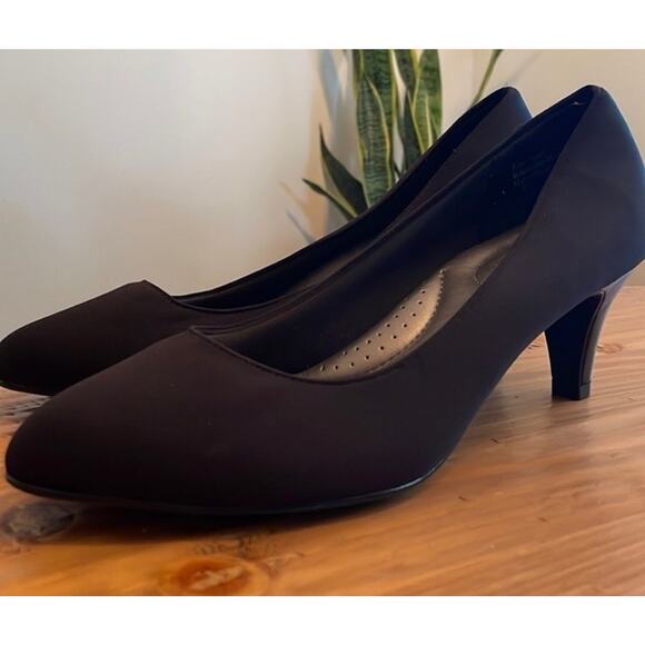 Coach and Four Women's Size 7 Almond Toe Heels Pump Black Shoes - Picture 13 of 13